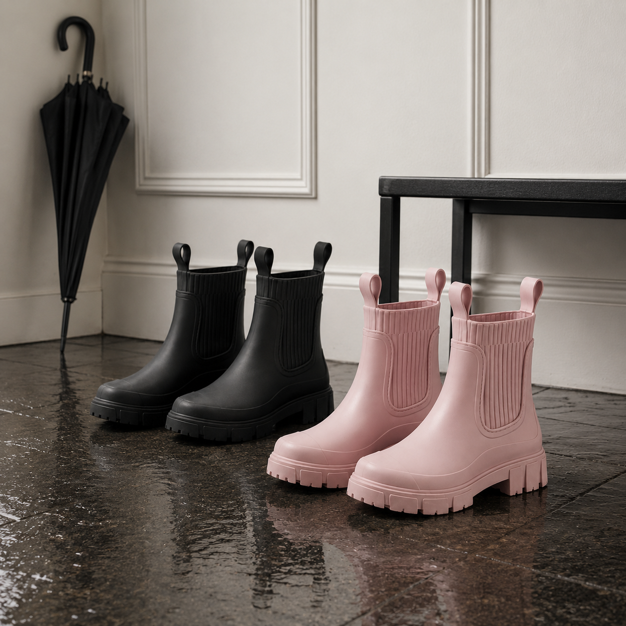 Bottines de pluie UMA RIVE rose poudré et noir dans une entrée élégante après la pluie